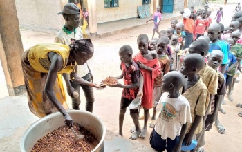Se sirve comida en una escuela en Sudán del Sur.