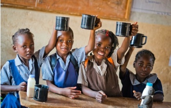 Niños comiendo Mary's Meals