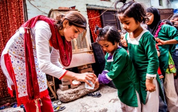 Los niños reciben comida en una escuela en India.