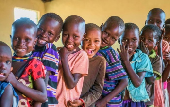 Los niños hacen fila juntos en la escuela para recibir comida.