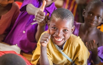 Niño en Malawi comiendo Mary's Meals