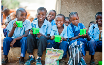 Niños comiendo Mary's Meals
