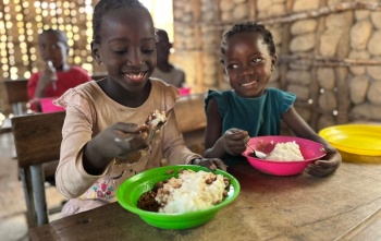 children eating Mary's Meals in Mozambique
