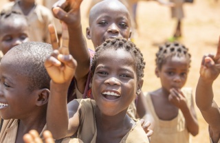 Los niños se reúnen en la escuela en Benin.