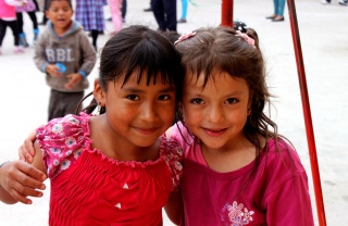 Dos niñas juntas en un parque en Ecuador.