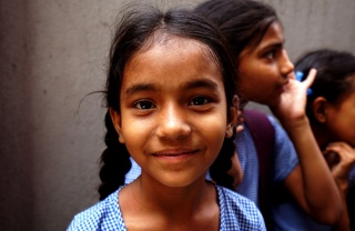 Una niña en la escuela en India.