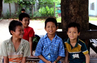 Niños juntos en la escuela en Myanmar.