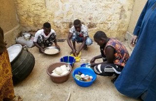 Voluntarios preparan comida en Níger.