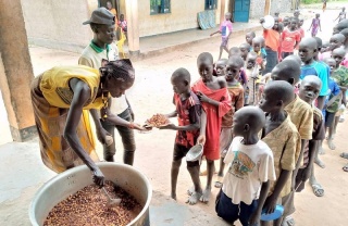 Se sirve comida en una escuela en Sudán del Sur.