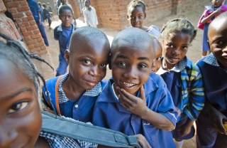 Niños juntos en la escuela en Zambia.