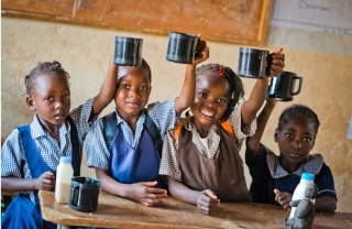 Niños comiendo Mary's Meals