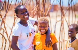 Dos hermanos se abrazan en Turkana, Kenia.