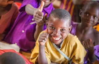 Niño en Malawi comiendo Mary's Meals