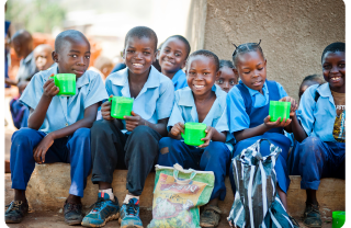 Niños comiendo Mary's Meals