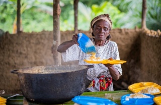 voluntario preparando comidas escolares