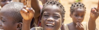 Los niños se reúnen en la escuela en Benin.