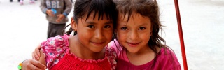 Dos niñas juntas en un parque en Ecuador.