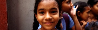 Una niña en la escuela en India.