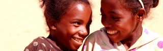 Dos amigos en la escuela en Madagascar.