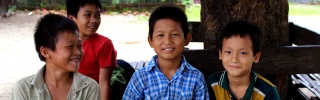 Niños juntos en la escuela en Myanmar.