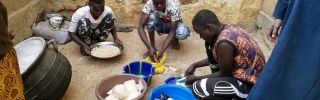 Voluntarios preparan comida en Níger.
