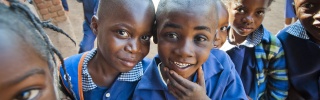 Niños juntos en la escuela en Zambia.