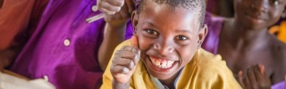 Niño en Malawi comiendo Mary's Meals