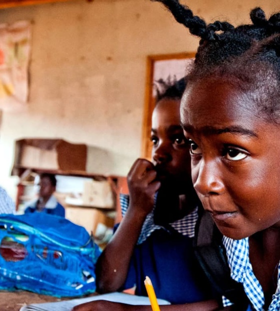 niños aprendiendo en la escuela