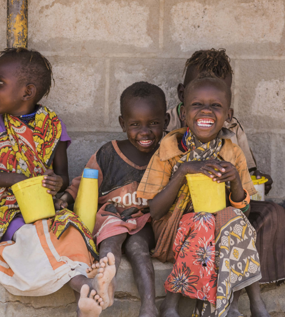 Niños comiendo Mary's Meals