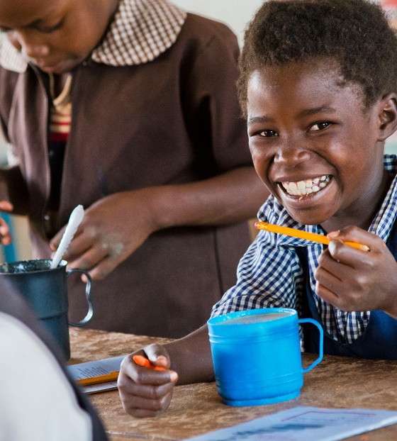 Niño comiendo Mary's Meals