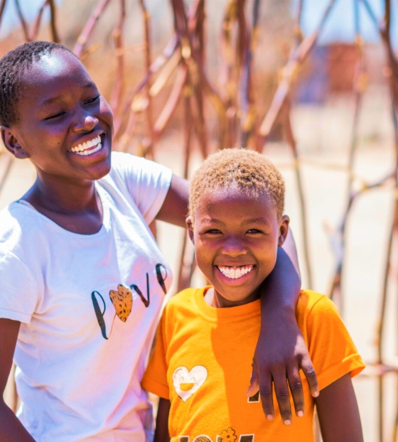 Dos hermanos se abrazan en Turkana, Kenia.