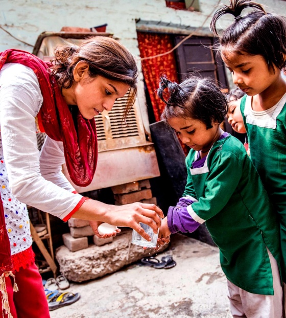 Los niños reciben comida en una escuela en India.