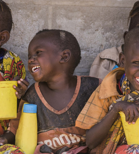Niños comiendo Mary's Meals