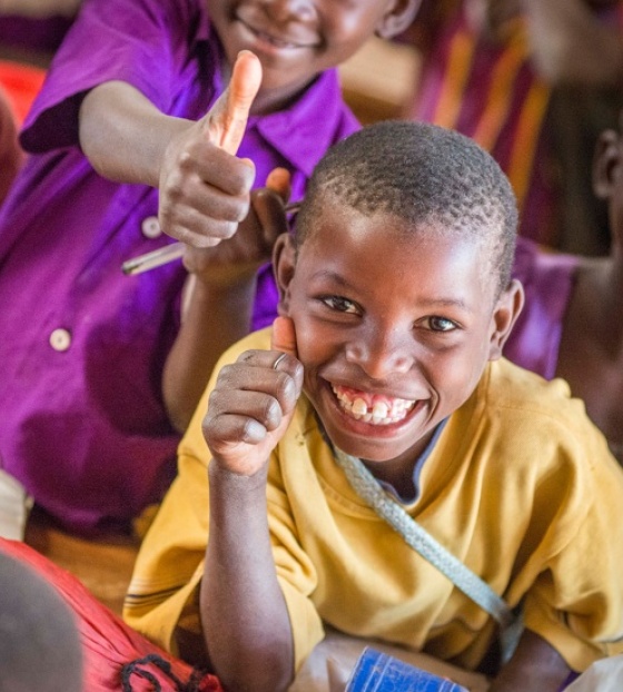Niño en Malawi comiendo Mary's Meals