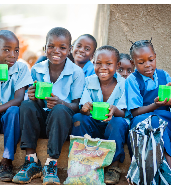 Niños comiendo Mary's Meals