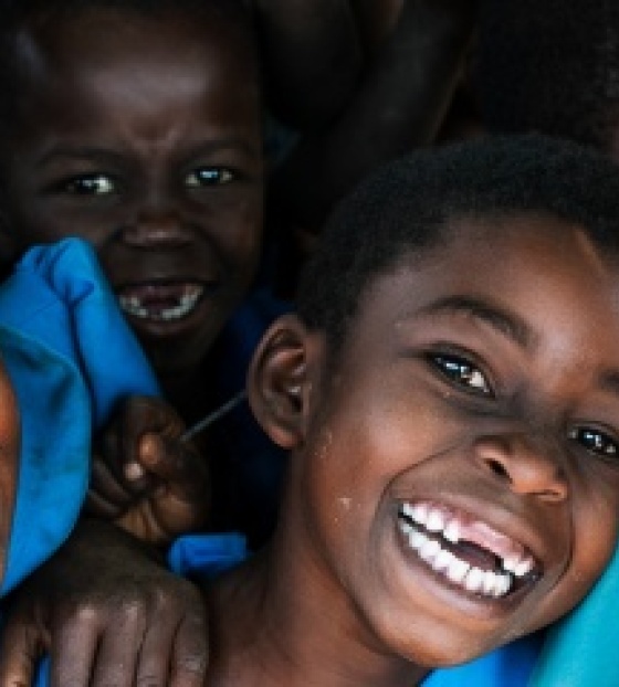 Niños comiendo Mary's Meals