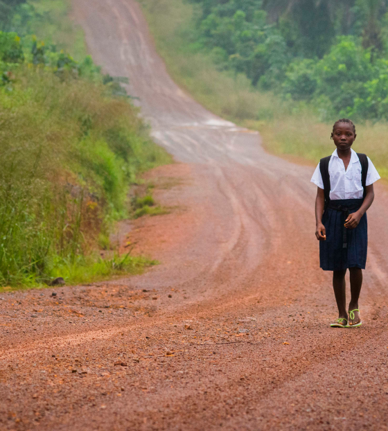 Niño caminando a la escuela