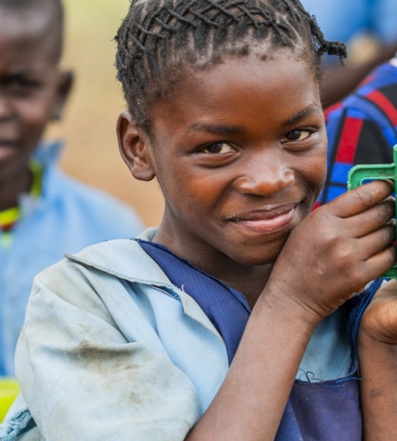 La logística detrás de la entrega de comida de Mary’s Meals a millones de niños