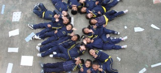 Niños reunidos juntos en un parque infantil en Ecuador.