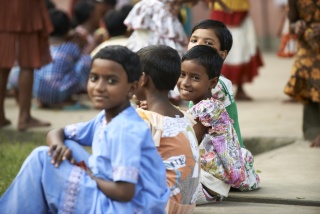 Un grupo de niñas se sienta junto en la escuela en India.