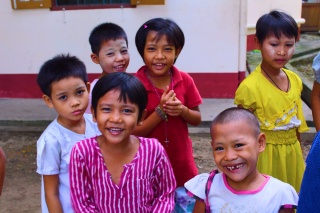 Niños juntos en la escuela en Myanmar.