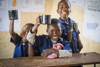 Niños comiendo Mary's Meals