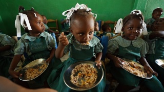  niña comiendo arroz