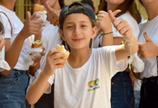 Un niño en Siria muestra el pulgar hacia arriba.
