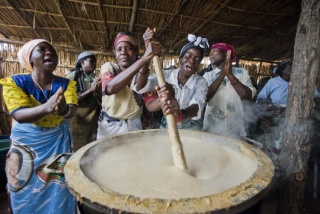 Voluntarias preparando comida