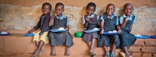 Niños comiendo Mary's Meals