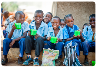 Niños comiendo Mary's Meals