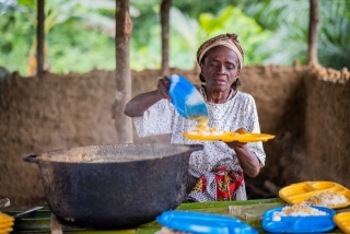 voluntario preparando comidas escolares