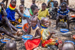 Niños comiendo Mary's Meals