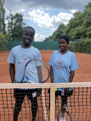 Patrick Sichamba y Hannah Winesi